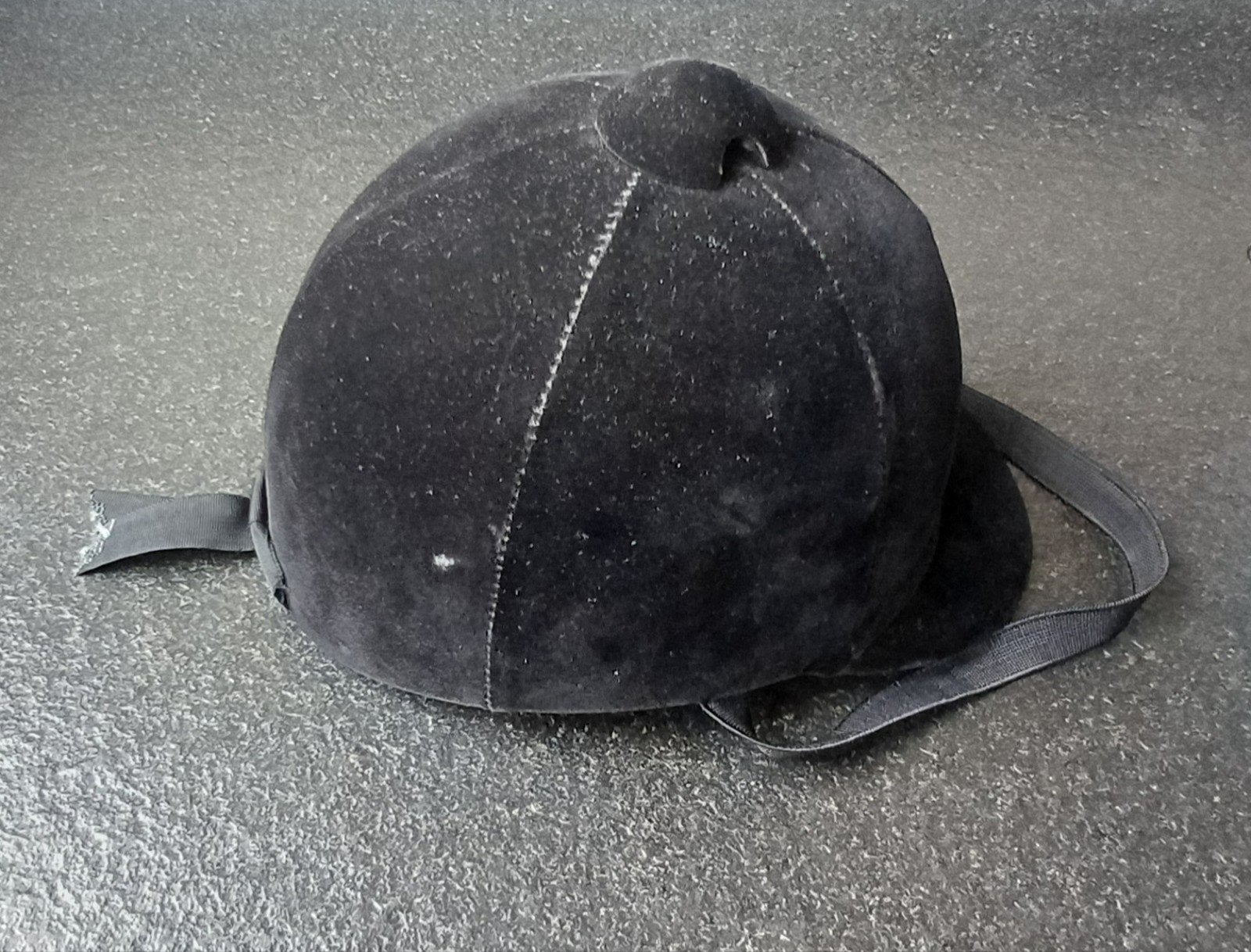 Paardrijcap maat 57. Ligt beschadigd, zie laatste 2 foto's., Dieren en Toebehoren, Paardrijkleding, Ophalen of Verzenden, Gebruikt