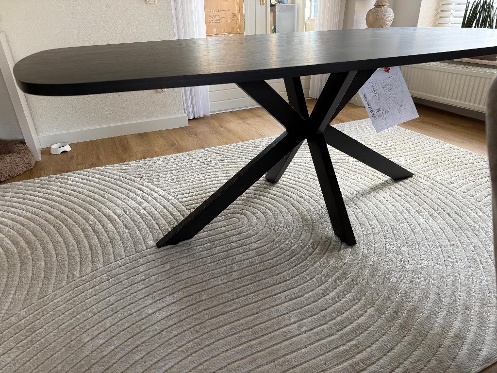 Foto 4 van Nieuwe Deens ovale eettafels met draaibare eetkamerstoelen
