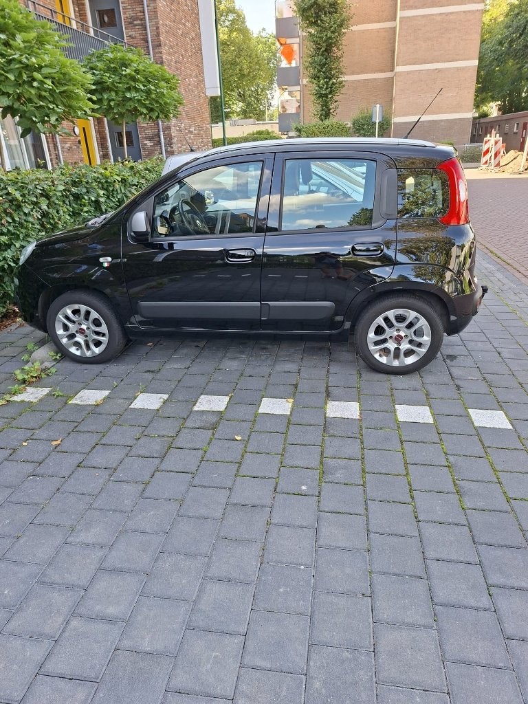 Fiat Panda 0.9 twinair lounge Zwart uit 2019, Auto's, Voorwielaandrijving, 31 €/maand, Panda, Zwart