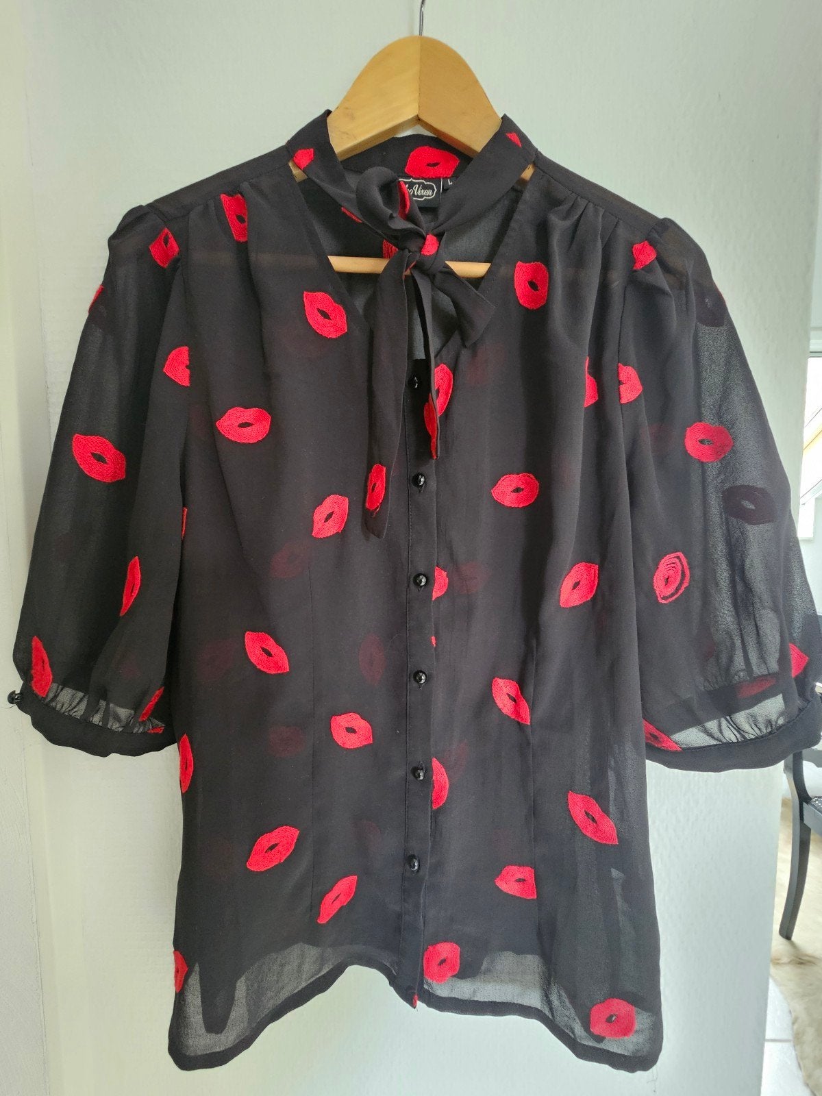Voodoo Vixen Blouse Zwart met Rode Lippen Maat L, Voodoo Vixen, Zwart, Maat 42/44 (L), Ophalen of Verzenden