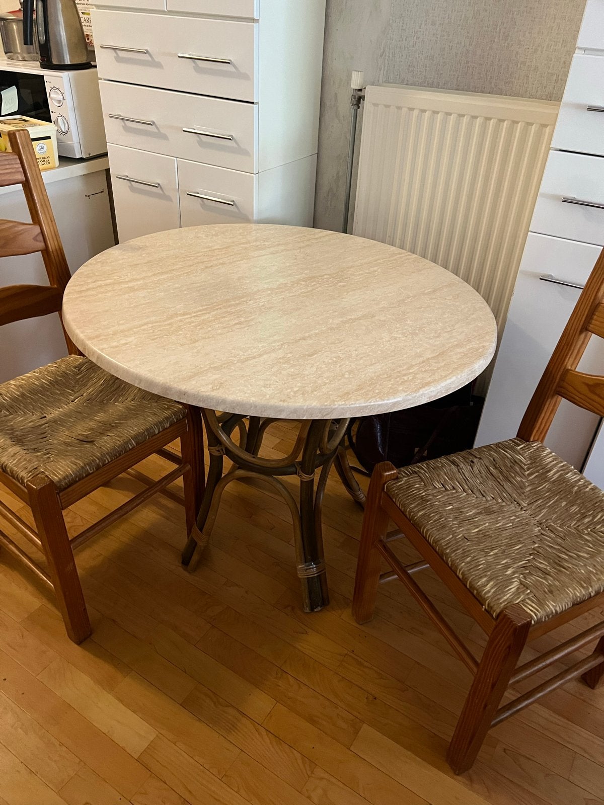 Ronde eettafel met 3 stoelen - marmerlook en hout, Huis en Inrichting, Tafels | Eettafels, Ophalen, Gebruikt, 100 tot 150 cm, Tot twee personen