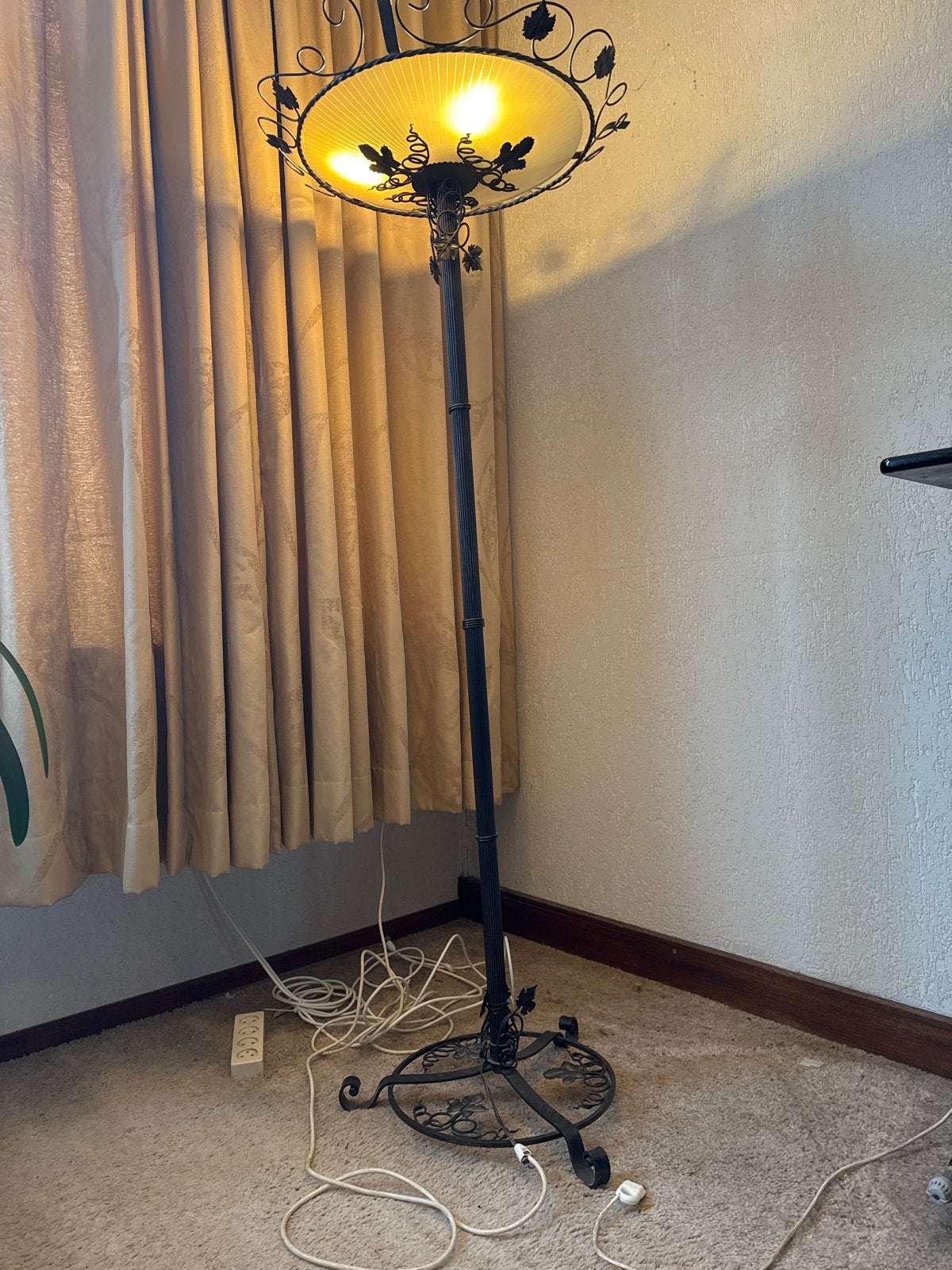 Vintage Staande Lamp met Smeedijzer en Glazen Schaal, Ophalen