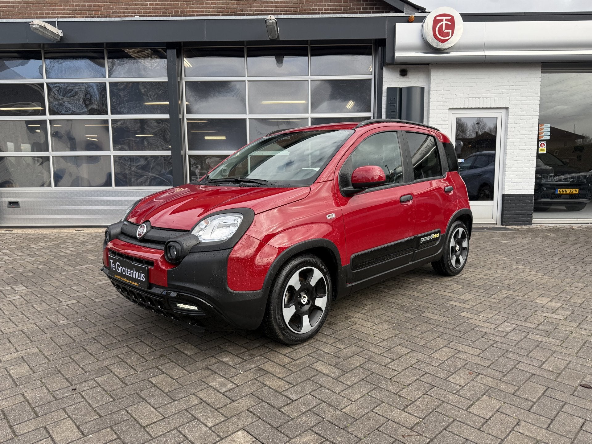Fiat Panda Cross 1.0 Hybrid Pandina (bj 2025), Auto's, Fiat, Stof, Gebruikt, Zwart, Panda