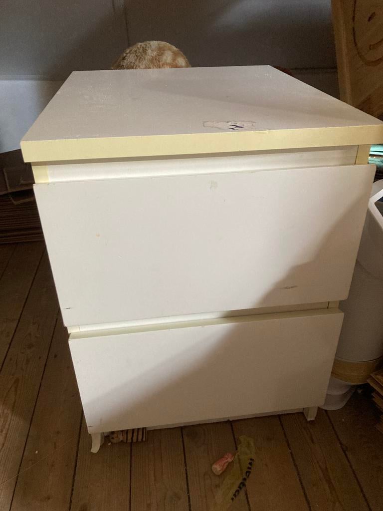Gratis malm nachtkastje, Huis en Inrichting, Slaapkamer | Nachtkastjes, Ophalen, Gebruikt, Minder dan 45 cm, Minder dan 55 cm