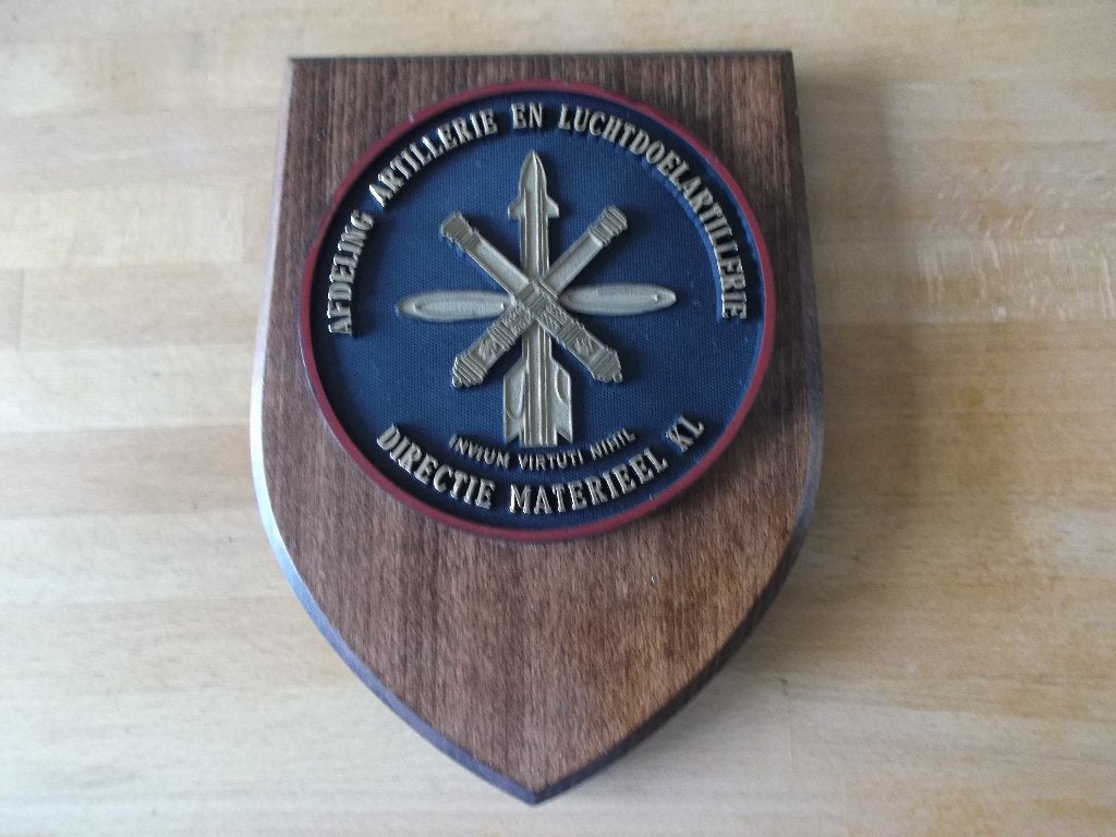 LANDMACHT SCHILDJE DIRECTIE MATERIEEL ARTILLERIE, Verzamelen, Verzenden, Landmacht, Nederland, Embleem of Badge