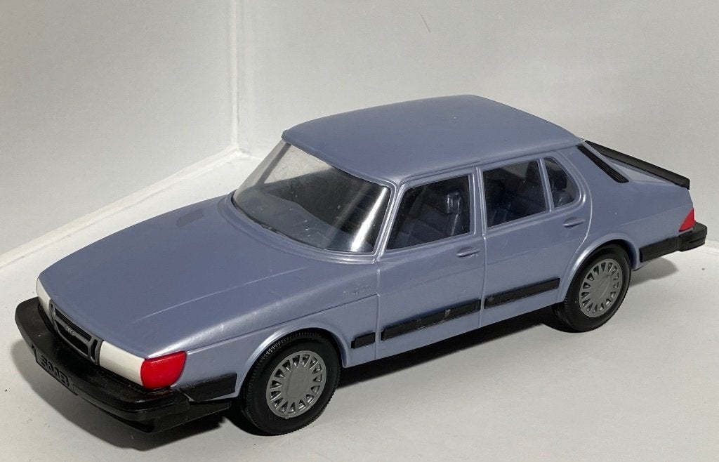 Saab 900 Turbo lichtblauw metallic. 1:20 plastic. Stahlberg, Ophalen of Verzenden, Nieuw, Auto