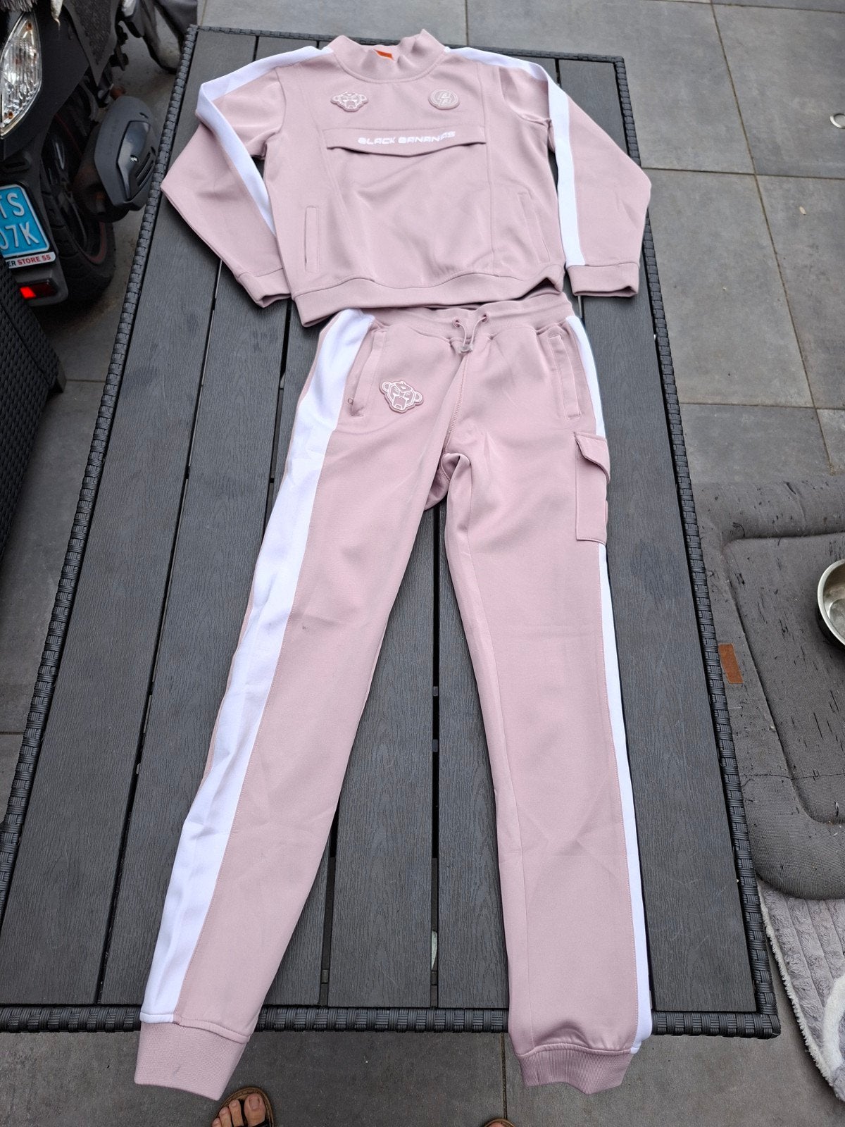 Black Bananas trainingspak roze met wit 164, Meisje, Sport- of Zwemkleding, Ophalen of Verzenden, Zo goed als nieuw