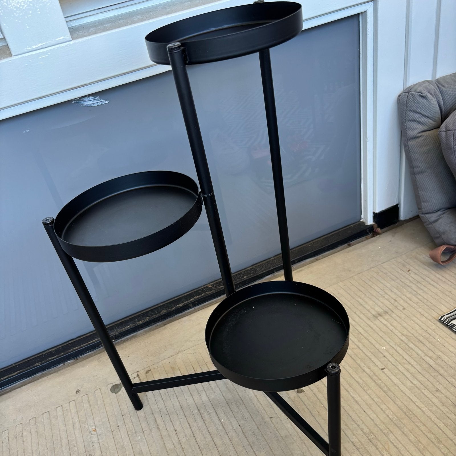Zwarte plantenstandaard met 3 plateaus, Ophalen, Gebruikt, Minder dan 60 cm, Rond