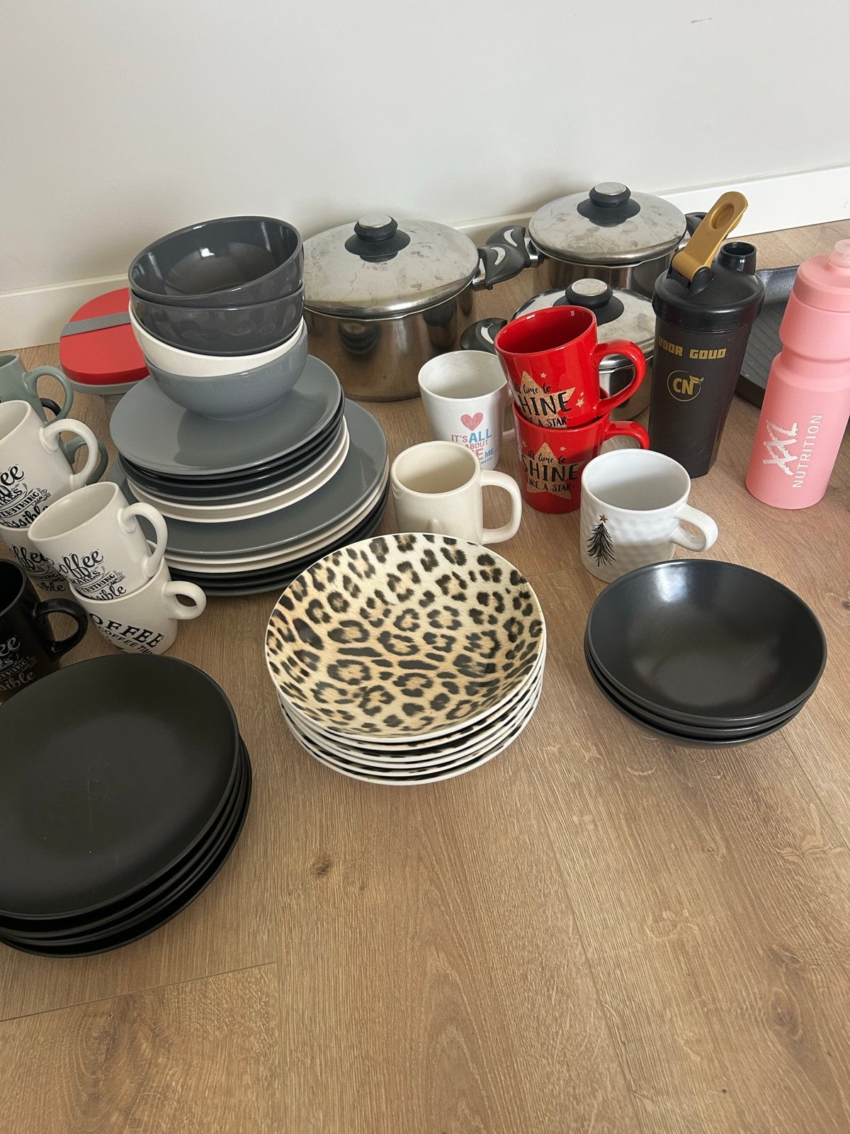 Grote set keukengerei: pannen, servies, mokken en meer, Huis en Inrichting, Ophalen, Gebruikt, Keramiek, Modern