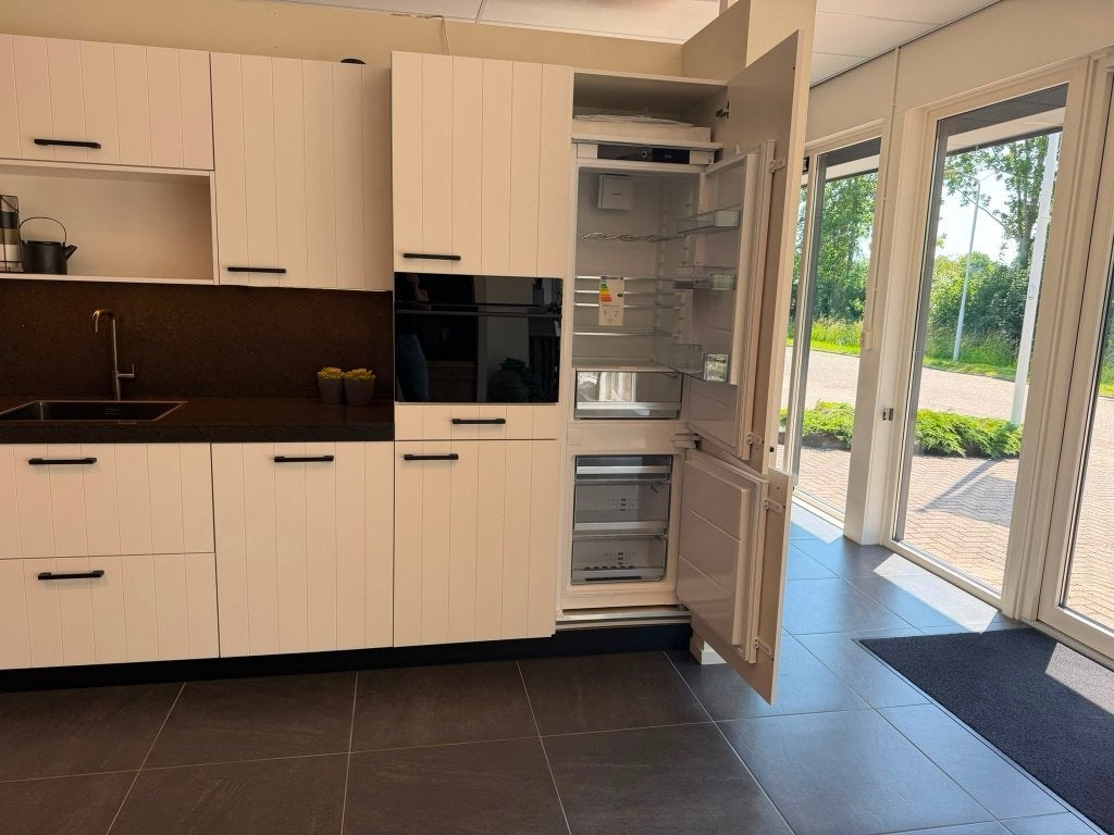 Foto 2 van showroomkeuken landelijk keller gelakt met composiet blad
