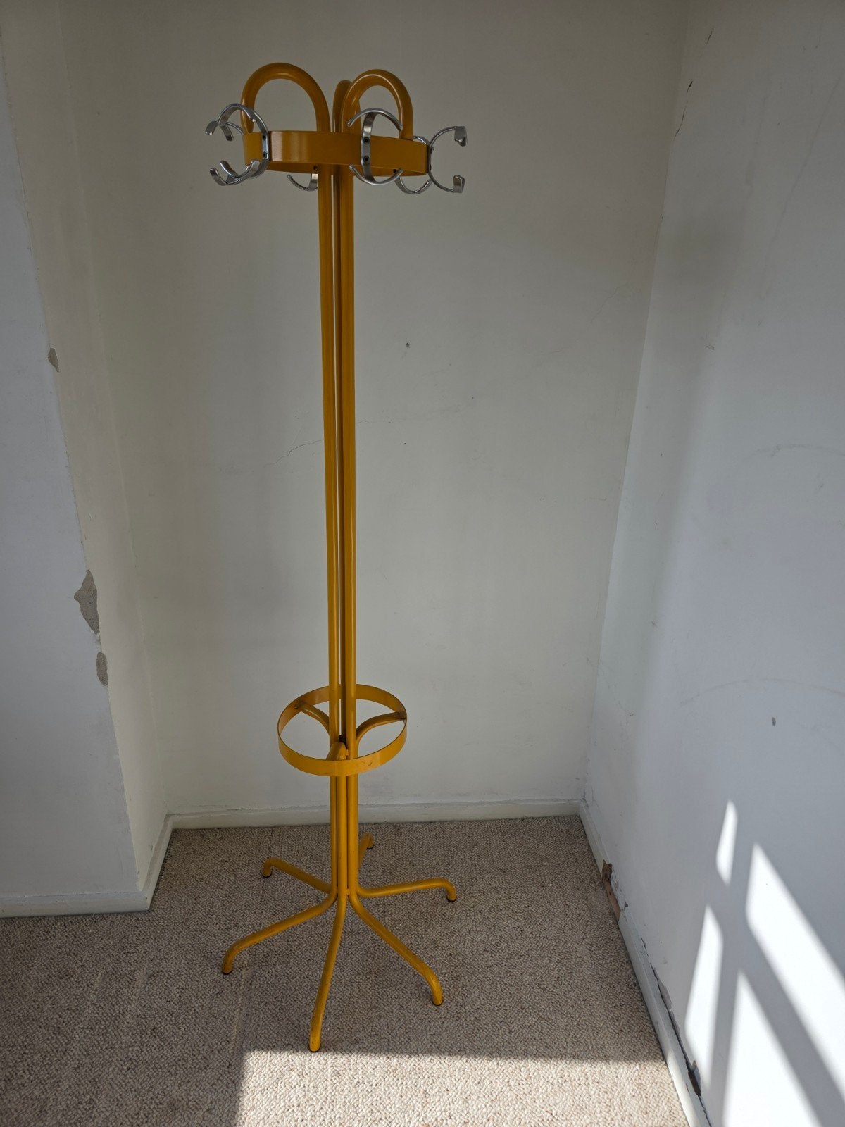 Gele staande kapstok, vintage design, Gebruikt, Ophalen of Verzenden, Metaal, Staande kapstok