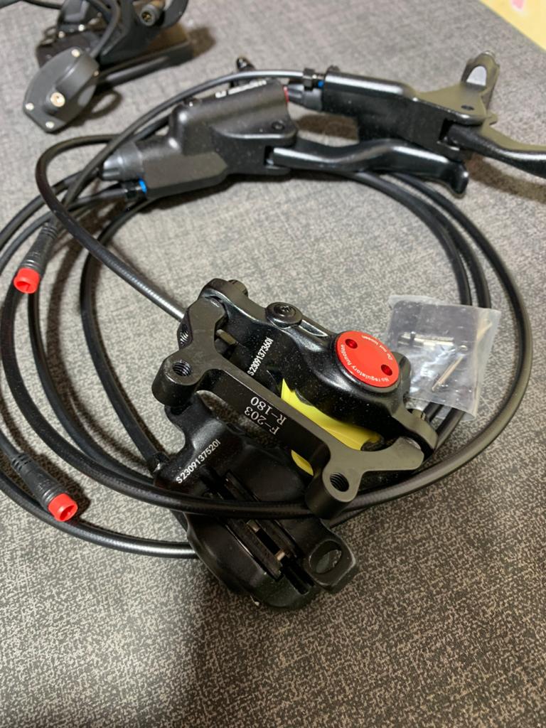 Nieuwe Zoom Hydraulische schijfrem  E-bike Voor en achter, Ophalen of Verzenden