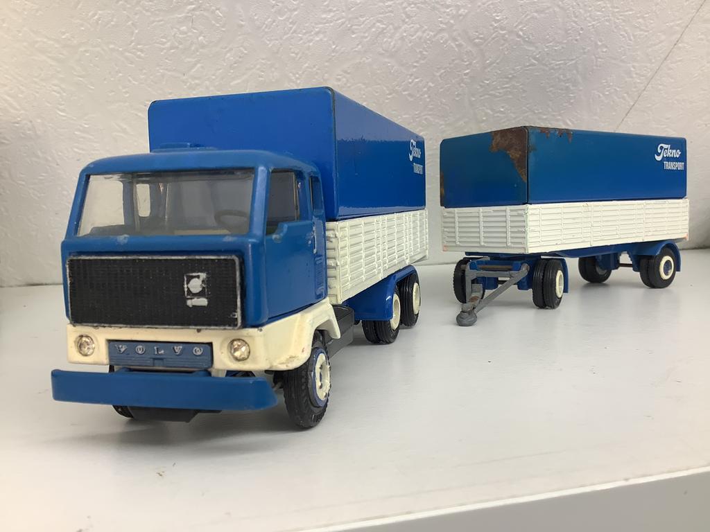 Volvo F89 bakwagen met aanhanger, Hobby en Vrije tijd, Modelauto's | 1:50, Ophalen of Verzenden, Gebruikt, Bus of Vrachtwagen