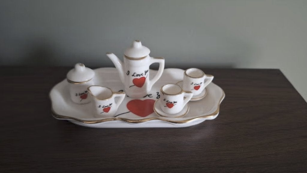Miniatuur theeserviesje 'I Love You', Ophalen of Verzenden, Zo goed als nieuw, Gebruiksvoorwerp