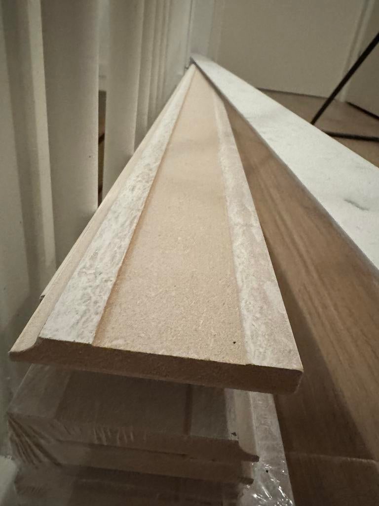 Nieuwe MDF staande plinten 12x90 mm gegrond (14 stuks), Ophalen, Nieuw, Mdf, 200 tot 250 cm
