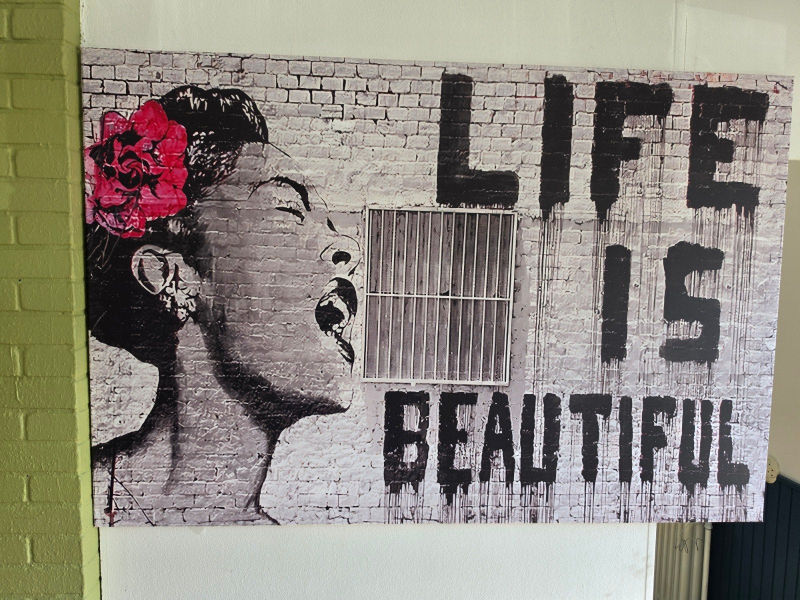 Canvas schilderij 'Life is Beautiful' met vrouw en bloem, 50 – 75, Ophalen of Verzenden, Zo goed als nieuw, Schilderij