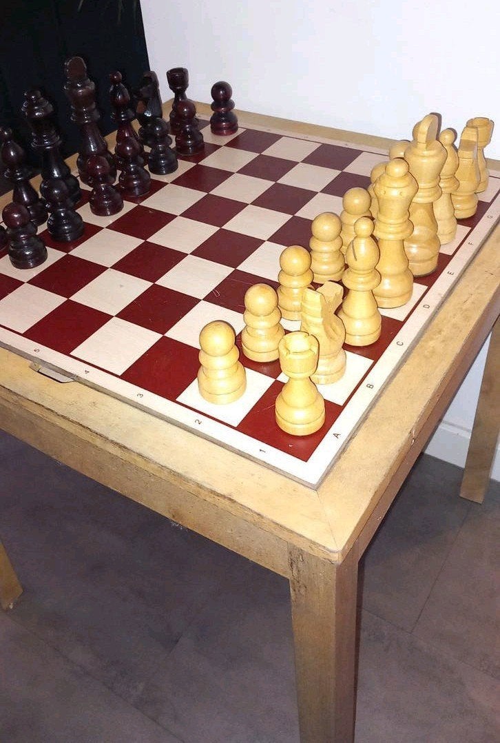 Mooie schaaktafel / damtafel met houten stukken, Hobby en Vrije tijd, Een of twee spelers, Ophalen, Gebruikt