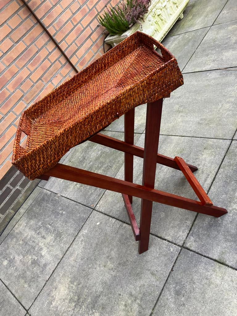 Houten dienbladstandaard met rieten dienblad, Huis en Inrichting, Woonaccessoires | Dienbladen, Ophalen of Verzenden, Zo goed als nieuw