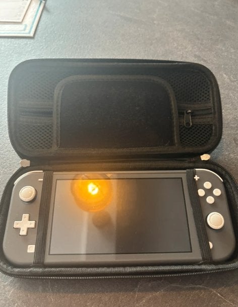Nintendo Switch Lite Grijs met oplader en hoes, Spelcomputers en Games, Ophalen of Verzenden, Grijs, Zo goed als nieuw, Met beschermhoes of tas