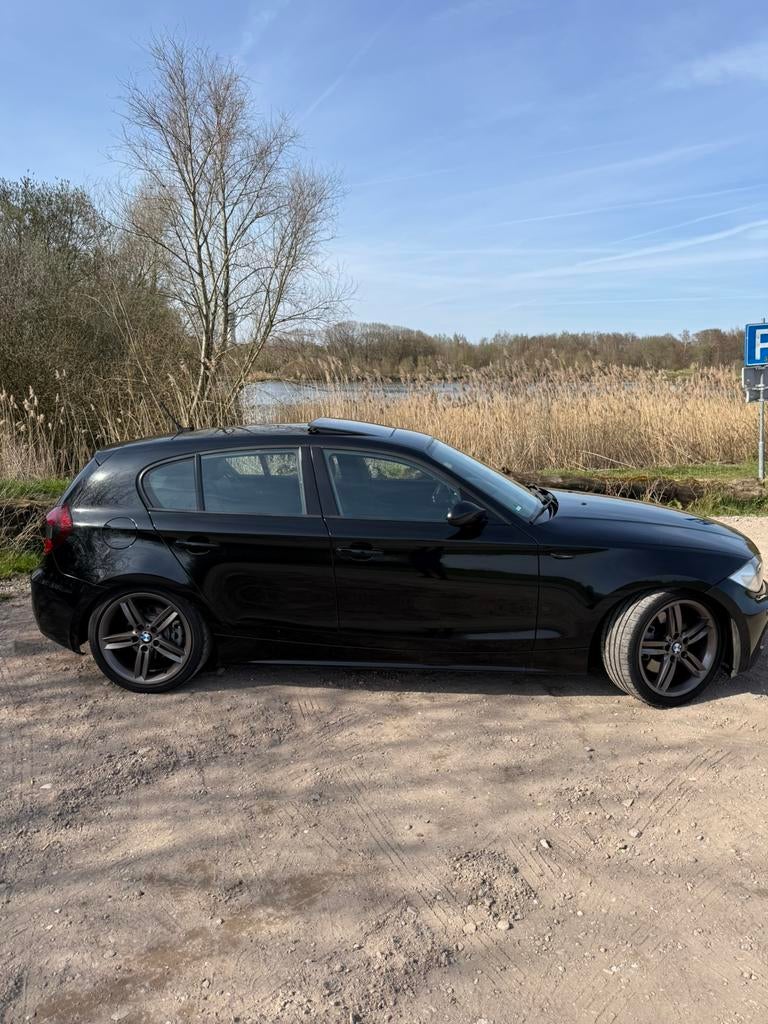 BMW E87 130i | Zwart | Dakje | Aut | 265PK, Achterwielaandrijving, Standkachel, 1200 kg, Particulier