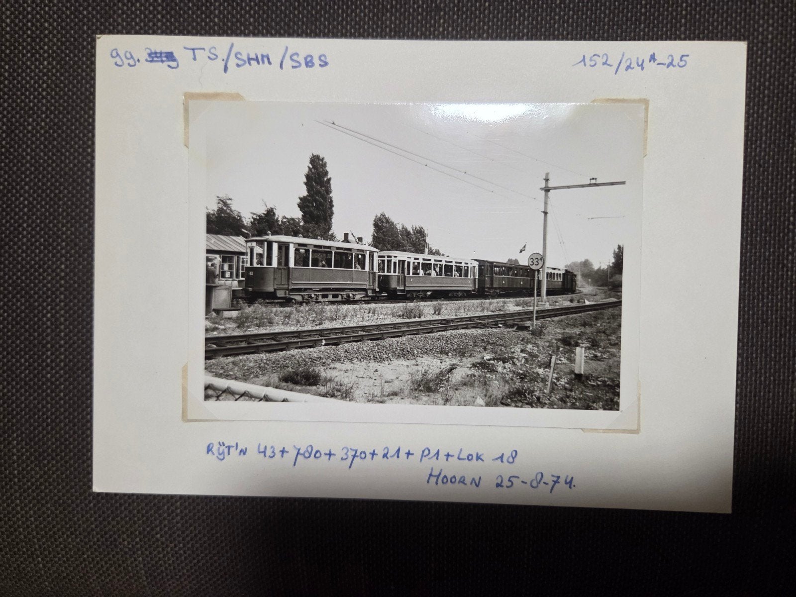 Zwart-wit foto van trein in Hoorn, 25-8-74, Verzamelen, Spoorwegen en Tramwegen, Ophalen of Verzenden, Gebruikt, Trein, Kaart of Prent