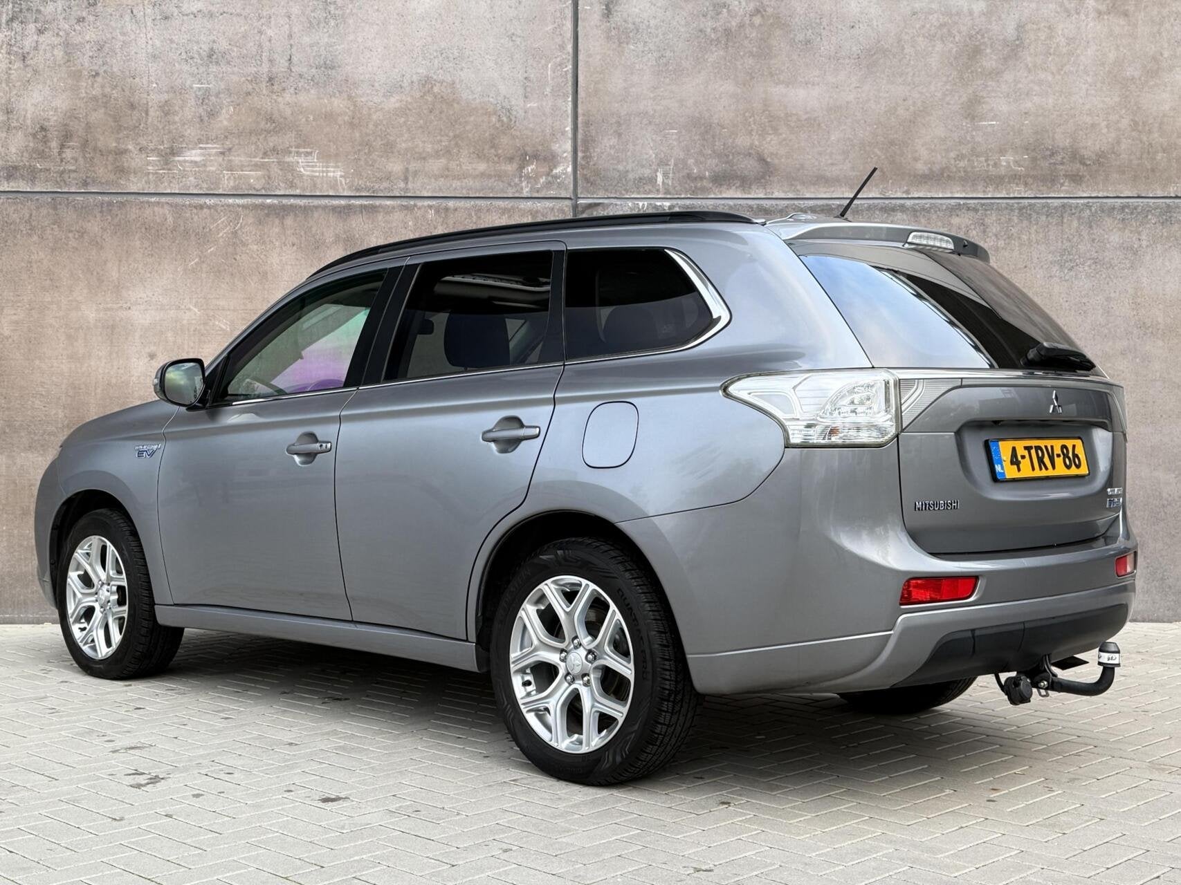 Mitsubishi Outlander 2.0 PHEV Instyle | Trekhaak | Dealer on, Auto's, Zwart, 4 cilinders, Met garantie (alle), Bedrijf
