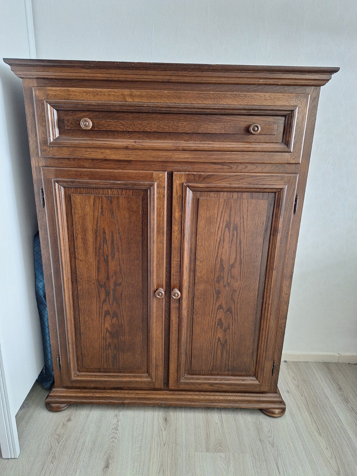 Massief houten dressoir met lade en deurtjes, Huis en Inrichting, Kasten | Dressoirs, Ophalen, Gebruikt, Met deur(en), Klassiek, landelijk