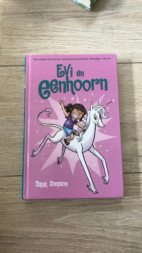 Dana Simpson - Evi en eenhoorn, Eén stripboek, Dana Simpson, Ophalen of Verzenden, Zo goed als nieuw