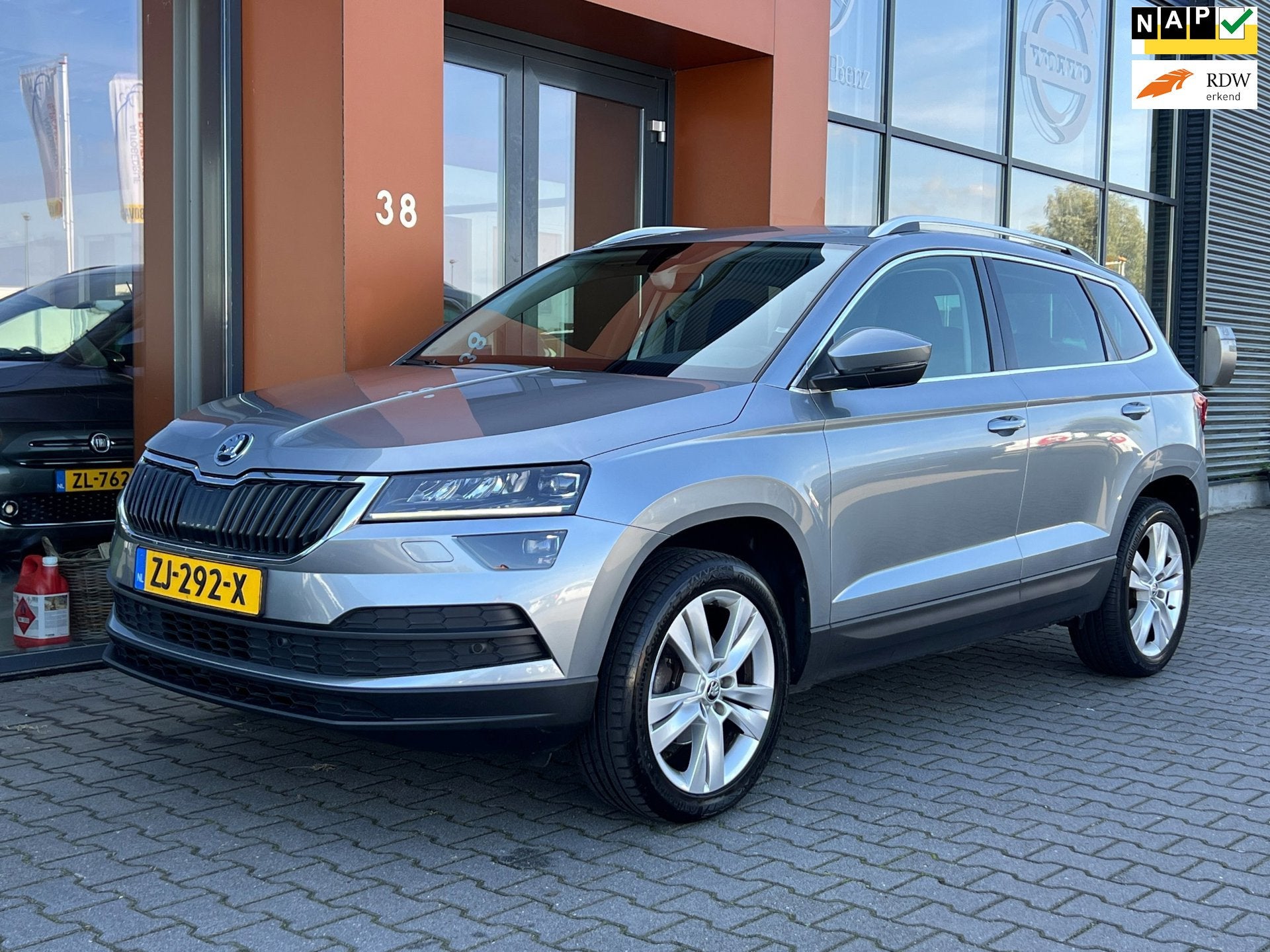 Skoda Karoq 1.0TSI|Panodak|Carplay|Camera|Trekhaak|LED|Sfeer, Auto's, Voorwielaandrijving, Euro 6, 116 pk, 19 km/l