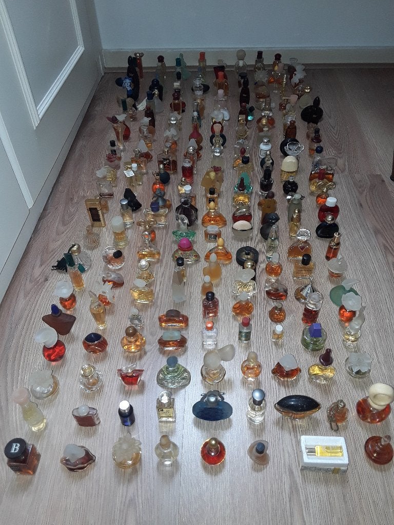 218 Miniatuur parfumflesjes, Verzamelen, Ophalen of Verzenden, Zo goed als nieuw, Miniatuur, Gevuld
