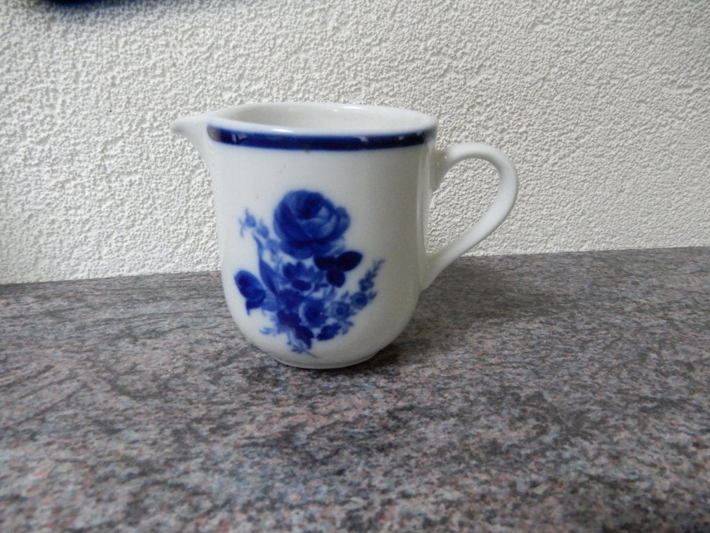 melkkannetje porselein, wit met blauwe roos, Mosa, Ophalen of Verzenden