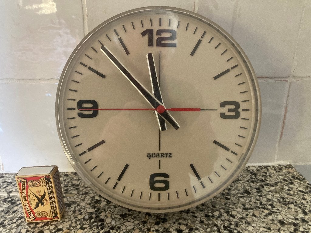 Vintage bruine ronde keukenklok jaren 70 retro merk Quartz, Ophalen of Verzenden, Gebruikt, Wandklok