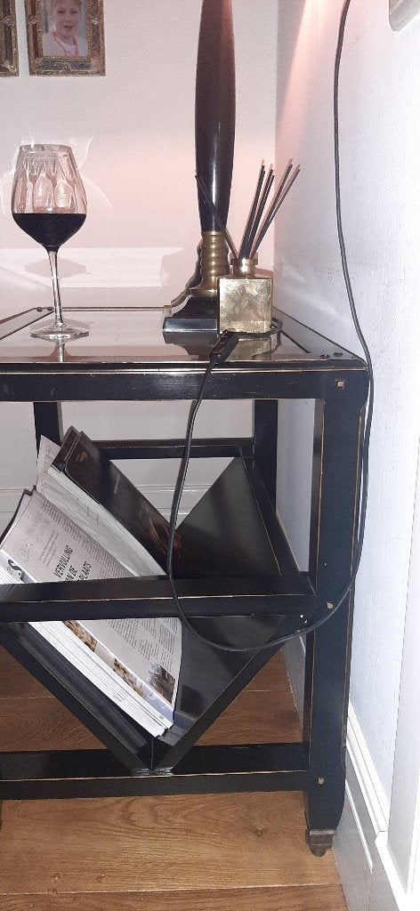Zwarte lectuurtafel met wieltjes en glasplaat, Huis en Inrichting, Ophalen, Gebruikt, 55 tot 75 cm, Modern