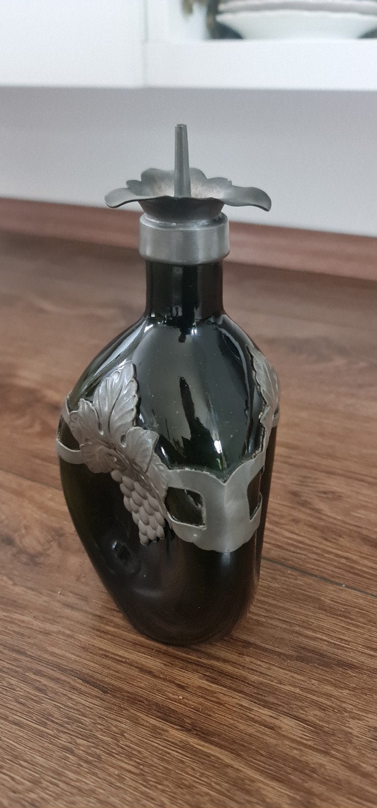 Antieke Groene Glazen Fles met Tin Decoratie, Ophalen of Verzenden