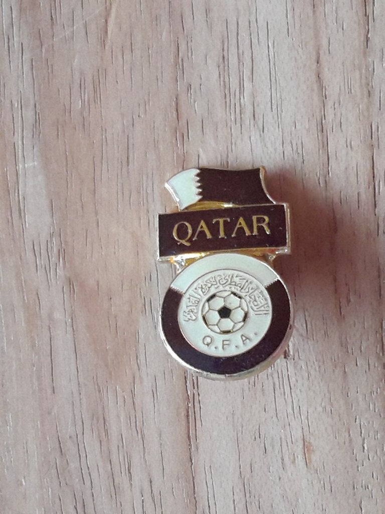 speld speldje voetbal Qatar QFA Qatar Football Association, Ophalen of Verzenden, Zo goed als nieuw, Buitenlandse clubs, Overige typen