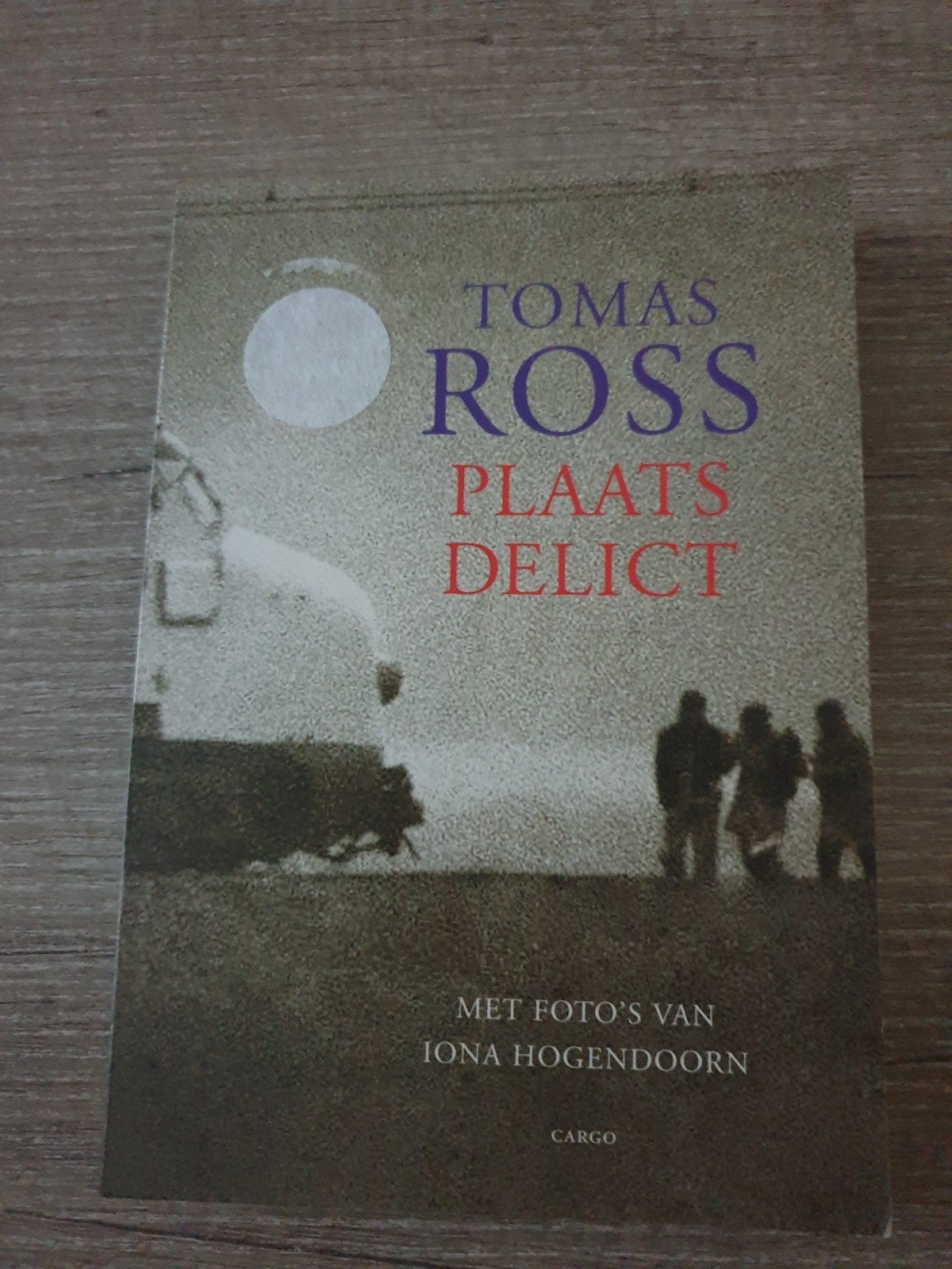 Tomas Ross - Plaats Delict (met foto's van Iona Hogendoorn), Ophalen of Verzenden, Gelezen, Tomas Ross