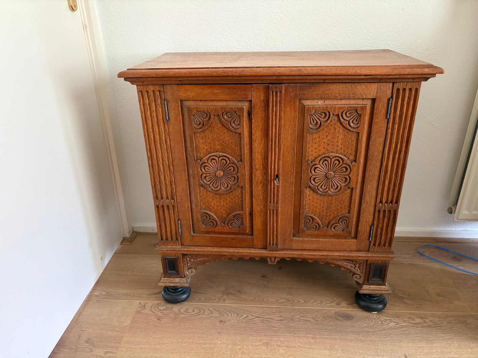 Antiek eikenhouten twee deurs kastje, Antiek en Kunst, Antiek | Meubels | Kasten, Ophalen