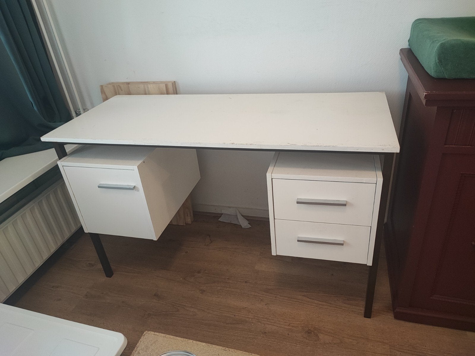 Wit bureau met lades en kastje, Ophalen, Met lades, Gebruikt, Metaal