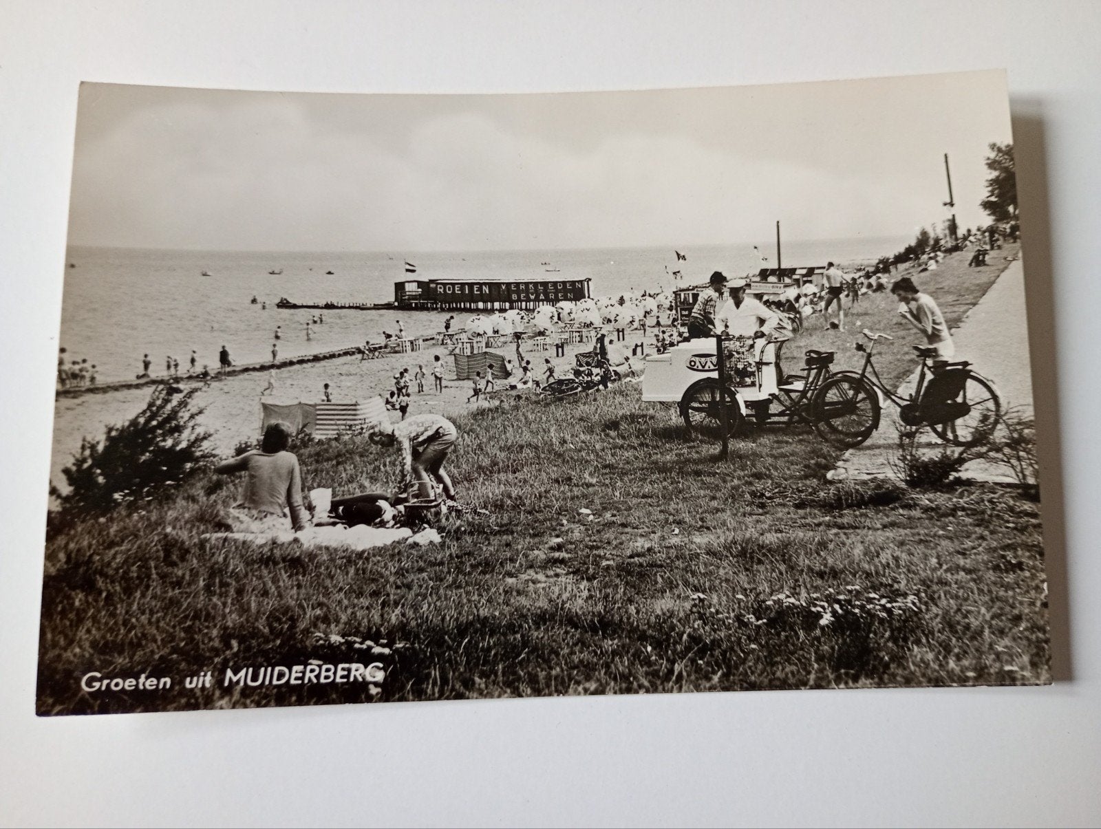 Muiderberg Strand met IJsverkoper, Ophalen of Verzenden, 1940 tot 1960, Ongelopen, Noord-Holland