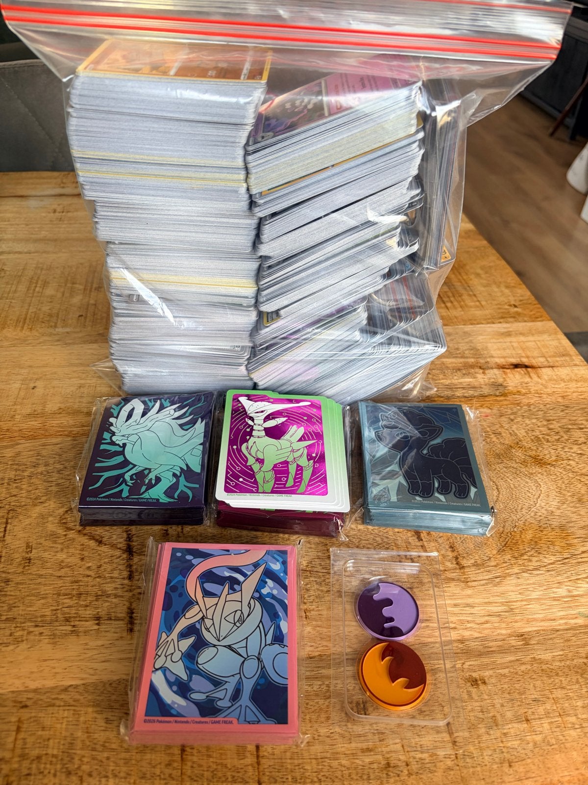 Grote partij Pokémon kaarten met sleeves en munten, Hobby en Vrije tijd, Verzamelkaartspellen | Pokémon, Ophalen of Verzenden