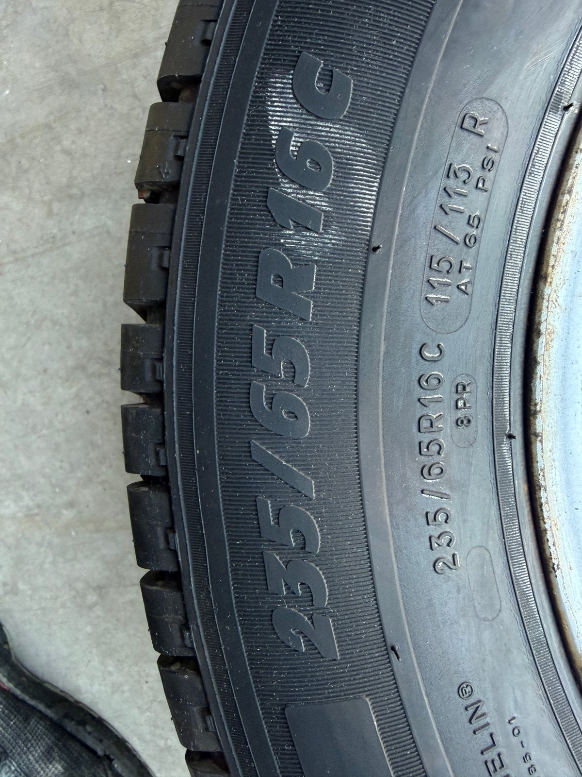 Michelin Agilis 235/65 R16C + stalen velg – compleet wiel, Ophalen, 16 inch, Banden en Velgen, 235 mm