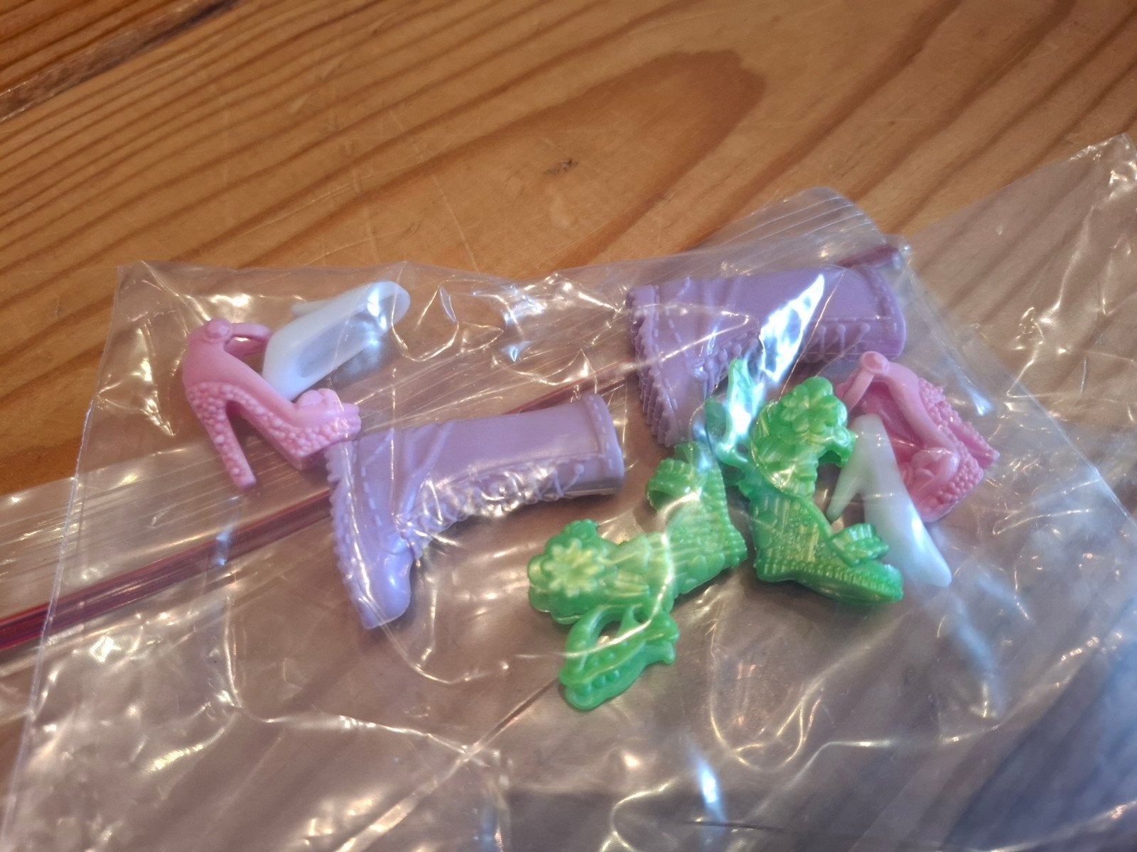 Barbie accessoires: schoentjes, borsteltjes, kettinkjes, Kinderen en Baby's, Ophalen of Verzenden, Gebruikt, Barbie