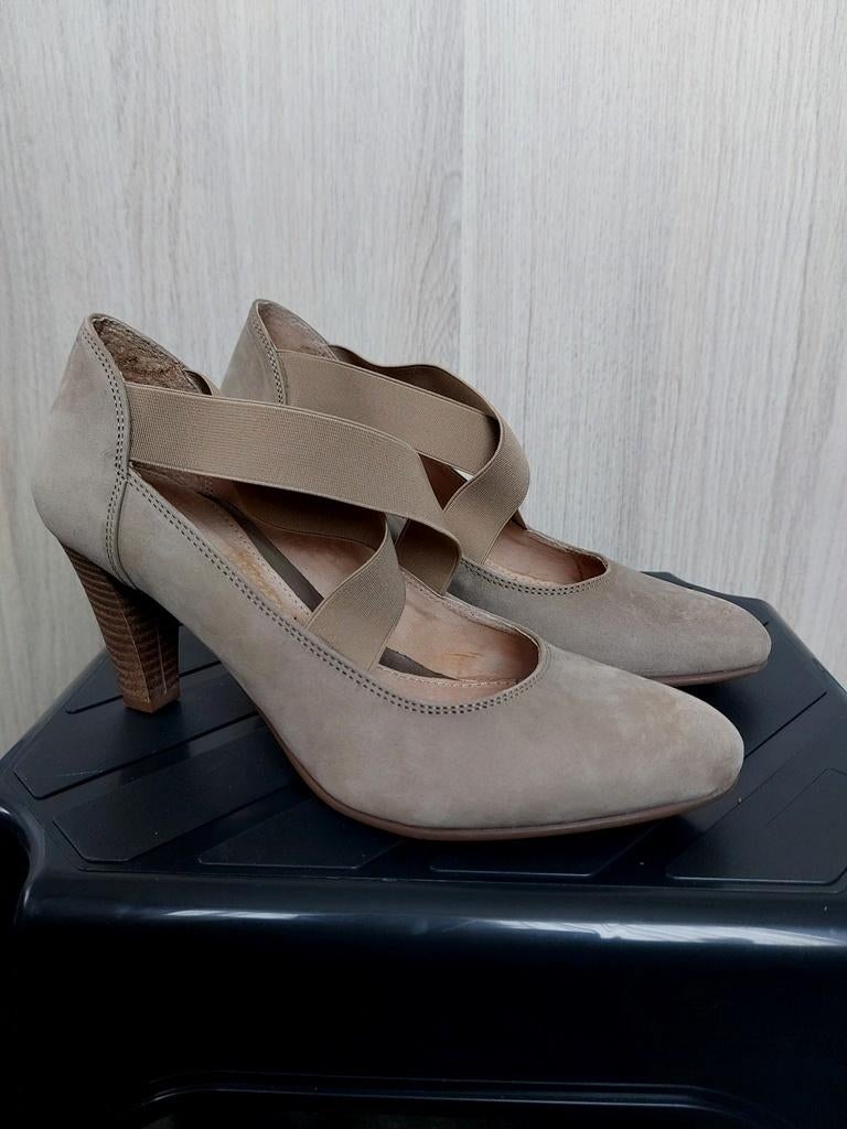 Cellini beige suede pump met banden. Maat 39. Nieuwstaat., Beige, Ophalen of Verzenden, Zo goed als nieuw, Schoenen met hoge hakken