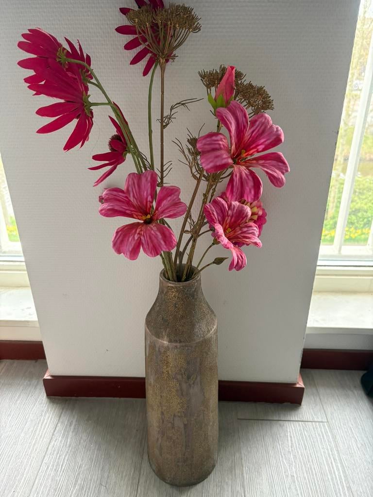 Gouden vaas met diverse Silk-ka bloemen, Ophalen of Verzenden, Zo goed als nieuw, Overige kleuren, Overige materialen