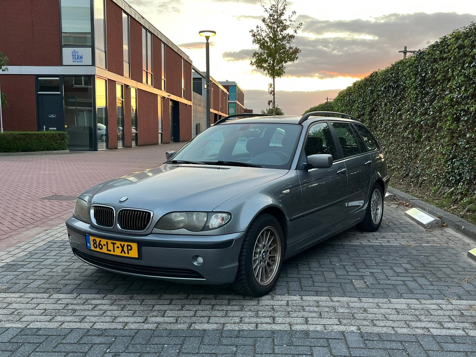 BMW 316i Touring | Sportstoelen, Airco, APK tot ‘27, Achterwielaandrijving, Zwart, 4 cilinders, Parkeersensor