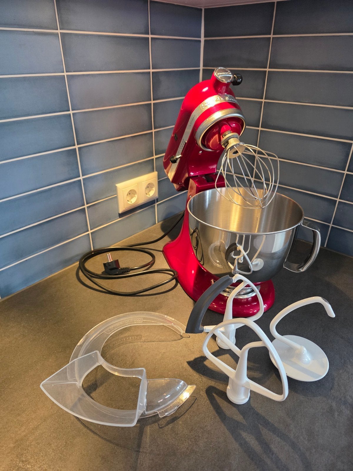 KitchenAid Artisan Keukenmachine - Rood, Ophalen, 4 liter of meer, 3 snelheden of meer, Zo goed als nieuw