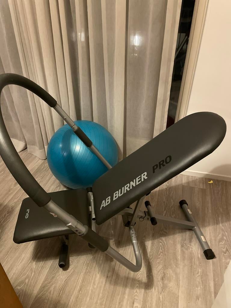 AB Burner Pro Buikspierbank met Fitnessbal, Sport en Fitness, Fitnessmaterialen, Gebruikt, Fitnessbank, Buik, Ophalen of Verzenden