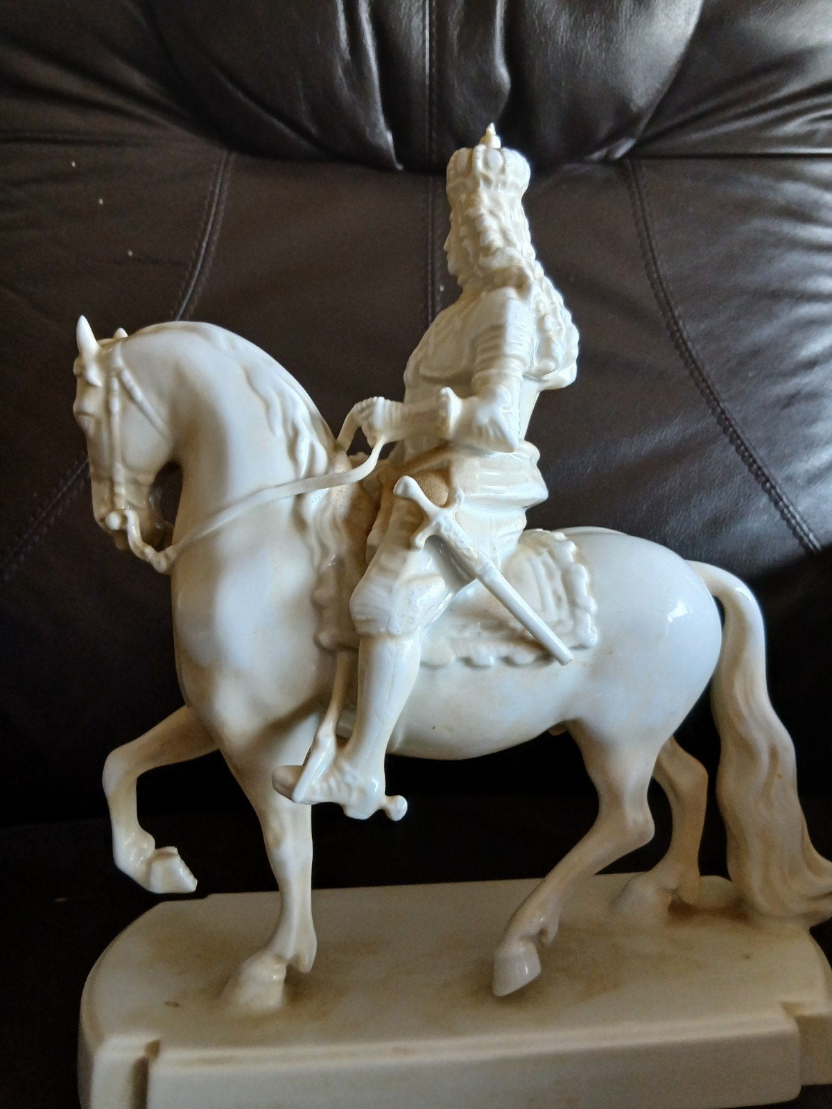 Ridder te paard, wit porselein. Afm lxbrxh 22cmx10cmx28cm., Antiek en Kunst, Ophalen