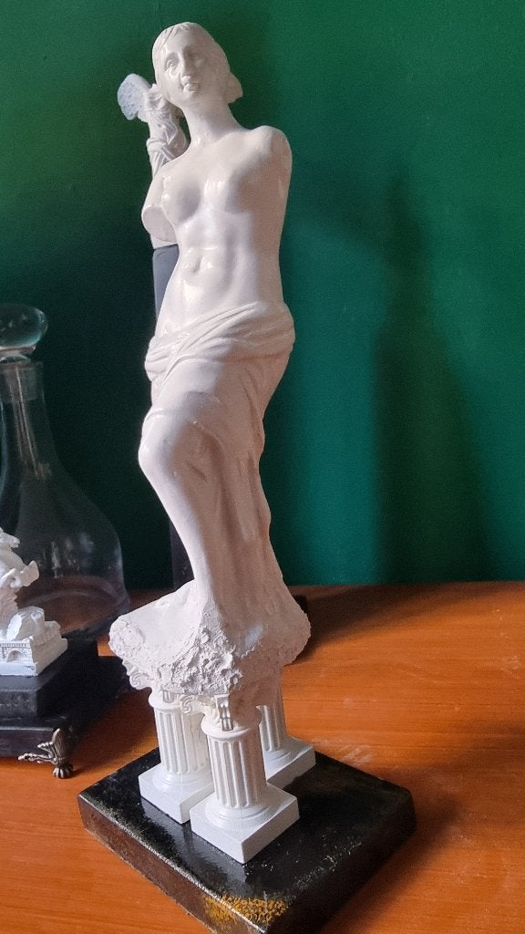 Keramiek: Venus van Milo op voetstuk, Antiek en Kunst, Ophalen of Verzenden, 20 - 50 cm, Beeld, Handgemaakt