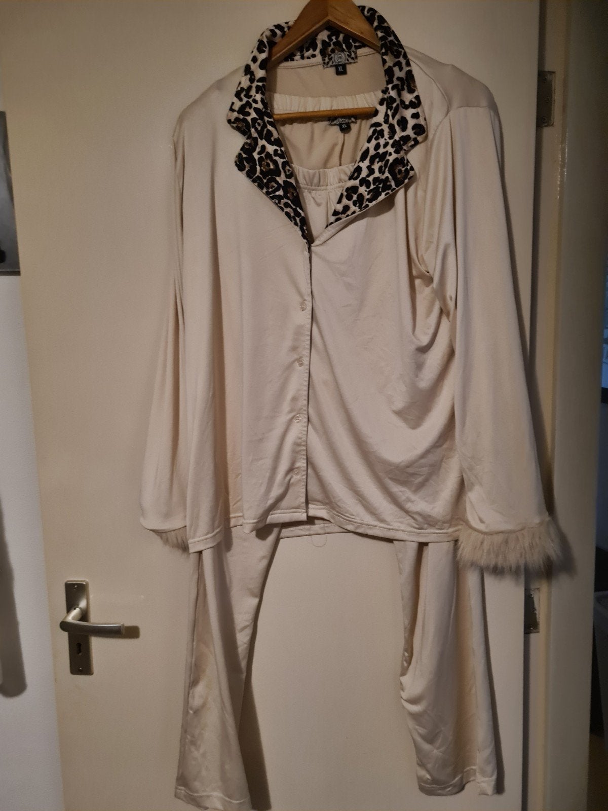Crèmekleurige pyjama met luipaardprint kraag, Kleding | Dames, Ophalen of Verzenden, Zo goed als nieuw